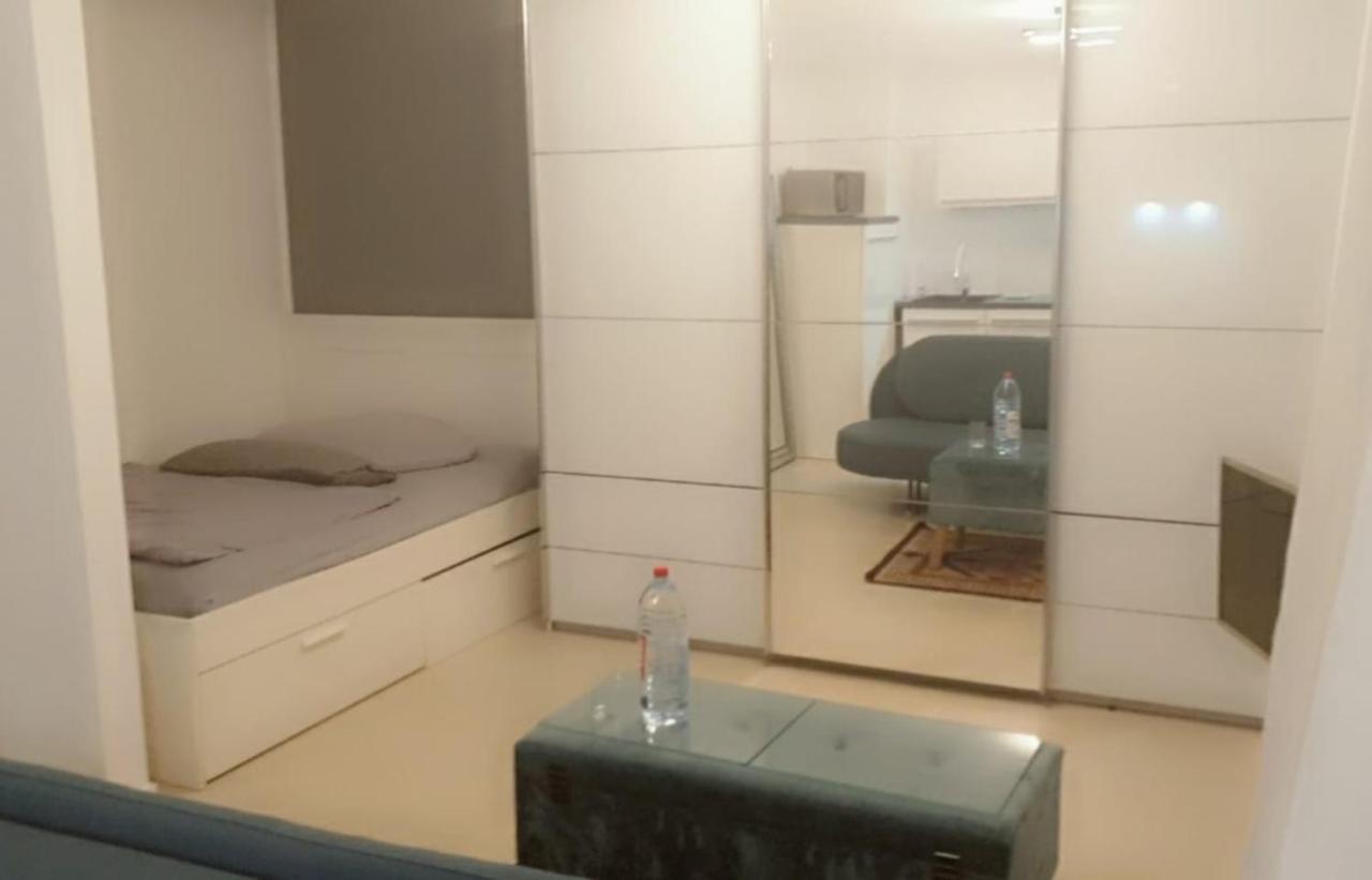 Apartment Mit Schoener, Moderner Einrichtung Koln Bagian luar foto